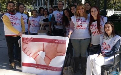 Una familia sajeña ante las puertas del Ministerio de Sanidad