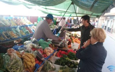 Una escoba y un recogedor para cada vendedor