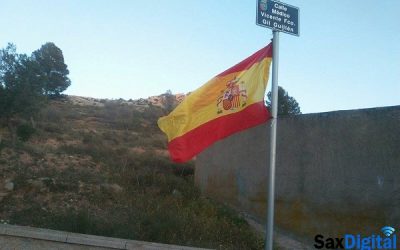 Aparece una bandera de España a las espaldas del Castillo