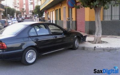 Un joven empotra su automóvil en Sax