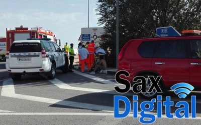 Aparatoso accidente en la Rotonda de entrada a Sax norte