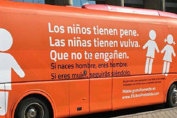 El autobús tránsfobo de HazteOir permanece retenido en una nave de Madrid