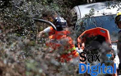 Rescatada una mujer que se había quedado atrapada con su coche en un barranco en Sax