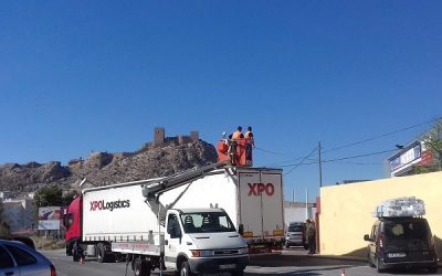 Un camión arranca un poste de teléfono y tumba una farola,