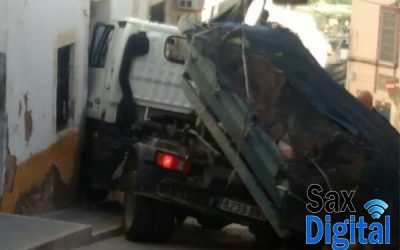 Accidente en la Costera, un pequeño camión choca contra una vivienda