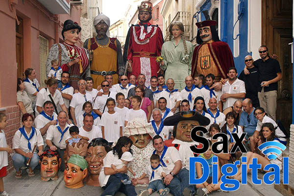 Los Gigantes y Cabezudos de Cardona visitan Sax