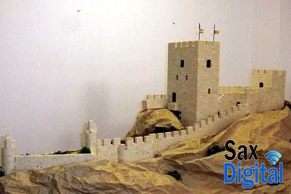 Impresionante reproducción del Castillo de Sax con piezas de Exin