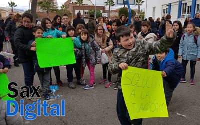 Padres y alumnos del Colegio Cervantes de Sax realizan paros de protesta ante la paralización de su reforma