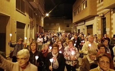 La luz como guía en la noche de la Virgen de Fátima en las calles de Sax