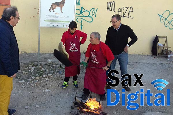 Primer domingo de noviembre, la devoción y las gachamigas llenaron Sax de fiesta