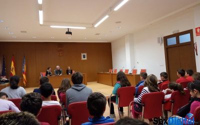 Los escolares de Sax visitan el Ayuntamiento para conocer su funcionamiento