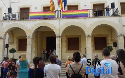 Una gran bandera por la diversidad ondea en el balcón del Ayuntamiento de Sax