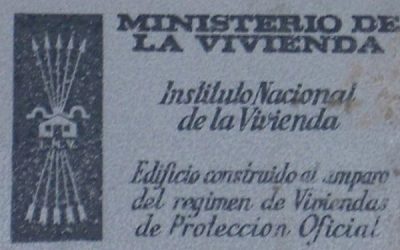 El yugo y las flechas del franquismo sobreviven en las fachadas de Sax