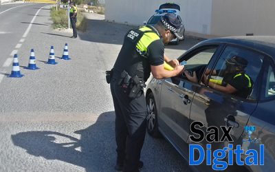 La Policía Local de Sax verifica el uso de cinturón y los sistemas de retención infantil en los vehículos