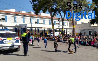 Los alumnos del Colegio Cervantes de Sax disfrutan de la exhibición canina de la Policía Local