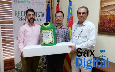 La Comparsa de Cristianos de Sax, recibe el premio a la mejor gestión de reciclaje de vidrio