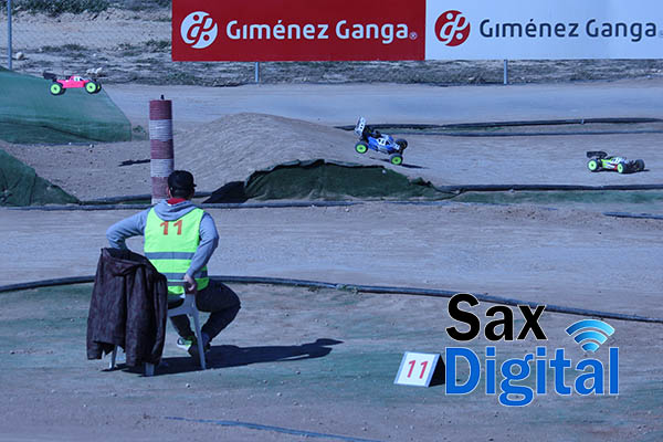 Corredores de toda España compiten en el circuito de radiocontrol de Sax