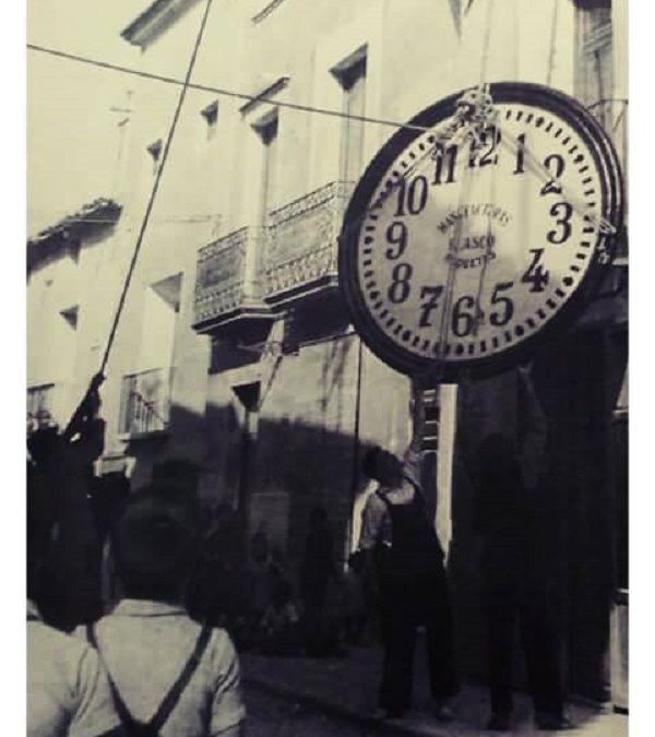 Colocación del Reloj de Sax en 1947