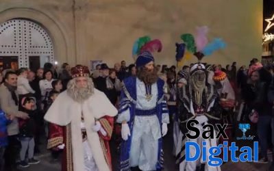 Una gran cabalgata de Reyes Magos repartió ilusión y alegría al pueblo de Sax