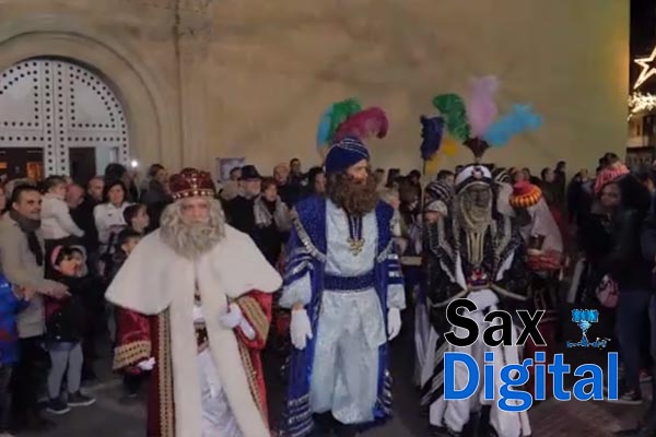 Una gran cabalgata de Reyes Magos repartió ilusión y alegría al pueblo de Sax