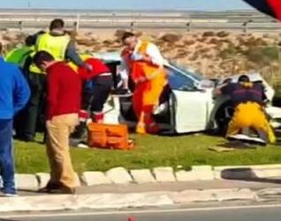 Cuatro heridos al empotrar su coche en una rotonda tras huir de un bar sin pagar