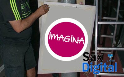 La simbólica pegada de carteles dio el pistoletazo de salida a la campaña electoral en Sax con polémicas por las pancartas