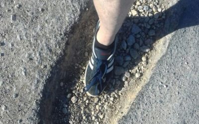El hábito de caminar una actividad saludable, «siempre mirando al suelo»