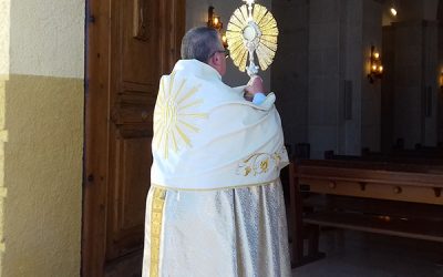 Sax pide protección al Santísimo en un acto de consagración