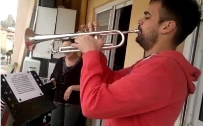 Cientos de músicos sajeños tocaban contra el coronavirus desde sus balcones en Sax