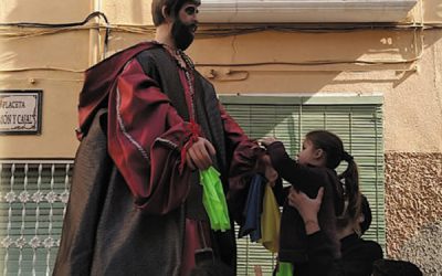 El alumnado del IES La Canal llenará de música, tradiciones y teatro el centro histórico de Petrer con “La llegenda dels gegantons”