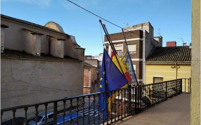 Banderas a media asta en Sax en señal de duelo por las víctimas de coronavirus