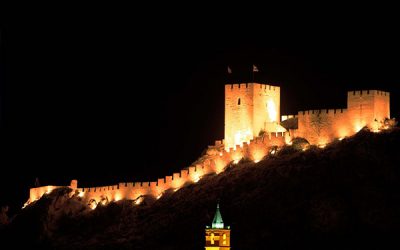 Sax ilumina de azul el Castillo como homenaje a los sanitarios en el Día Internacional de la Enfermera
