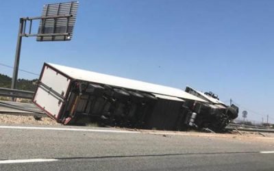 Un camión vuelca en la A 31 a la altura de Sax