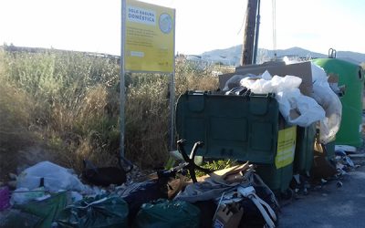 Quejas enviadas por los vecinos sobre la suciedad en los contenedores de Sax
