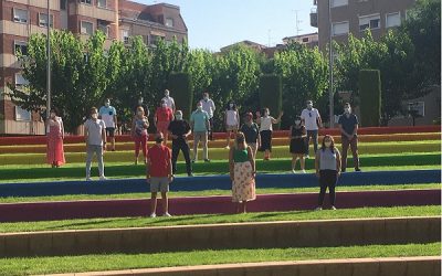 Petrer pinta una bandera del Orgullo LGTBQ+ de 240 m² en las gradas del parque de El Campet