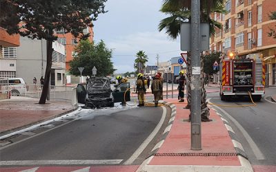 Arde un coche en la avenida Historiador Bernardo Herrero en Sax