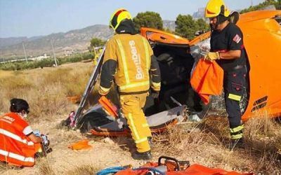 Cuatro personas atrapadas en un accidente en Sax