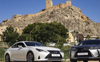 La marca Lexus presenta sus híbridos en Sax, como parte de la Ruta de Castillos del Vinalopó