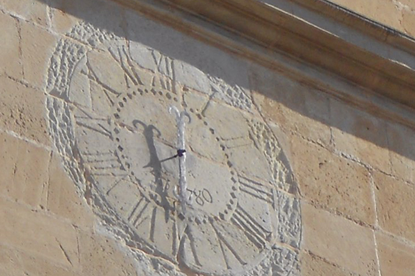Grafitis en el campanario de la Parroquia de Sax: Pedro Navarro, maestro relojero de Villena