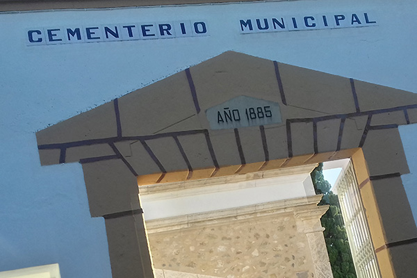 Cientos de ciudadanos de la localidad y foráneos visitan el cementerio de Sax