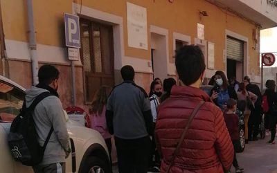 La obtención de los DNI crea colapsos en las puertas del local habilitado por el Ayuntamiento de Sax