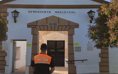 El atípico Día de Todos los Santos en el cementerio de Sax