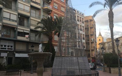 La Villa de Sax enciende la Navidad con cuatro arboles luminosos