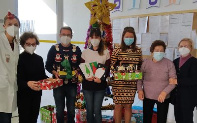 Escolares de Sax envían cartas a los mayores del Centro de Dia con «sus mejores deseos navideños»