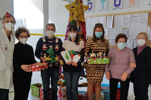 Escolares de Sax envían cartas a los mayores del Centro de Dia con «sus mejores deseos navideños»