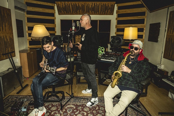 El próximo trabajo de KASE.O será «Divertimentos», y el Vol.1 se publicará el 31 de diciembre