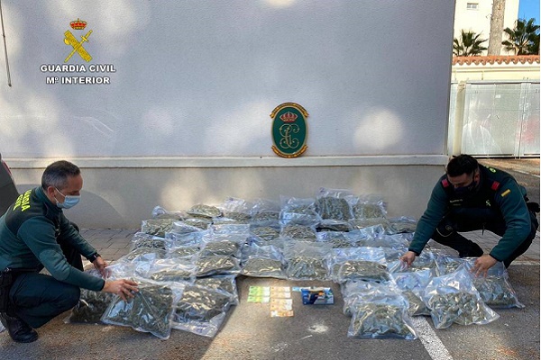 La Guardia Civil sorprende a tres varones con más de 44 kilos de marihuana en el maletero de un vehículo