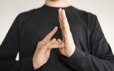 Sax imparte un taller de introducción a la lengua de los signos