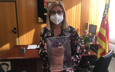 La Alcaldesa de Petrer, Irene Navarro Díaz, ha recibido un ejemplar del último número, recién aparecido, de la revista El Castillo de Sax