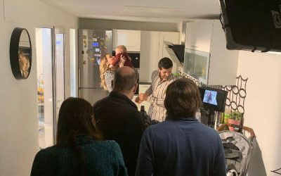 La actriz sajeña Isabel Vidal participa en un anuncio junto a su segundo hijo